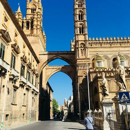 Around Cassaro House بيت للعطل